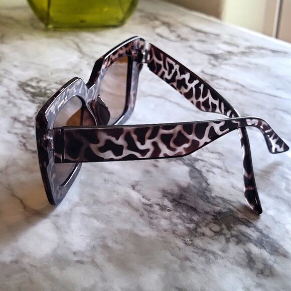 Leopard Print Sunglasses with Gold Lenses - Picture 8 of 10